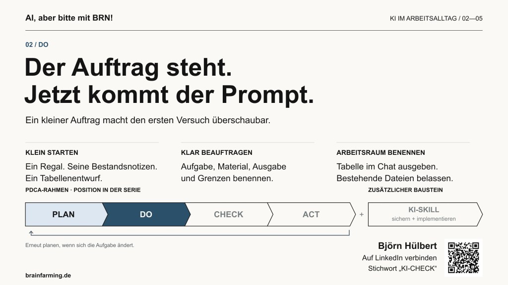 Der Auftrag steht. Jetzt kommt der Prompt. Mit einem Regal beginnen: Aufgabe, Material, Ausgabe und Grenzen benennen. Die Serie steht bei Do.